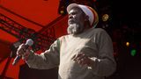 Pablo Moses läßt die Festivalgänger vor derBühne nach ihren jamaikanischen Wurzeln suchen – Rastafari-Spiritualität und Roots-Reggae vom Feinsten   