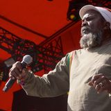 Pablo Moses läßt die Festivalgänger vor derBühne nach ihren jamaikanischen Wurzeln suchen – Rastafari-Spiritualität und Roots-Reggae vom Feinsten   