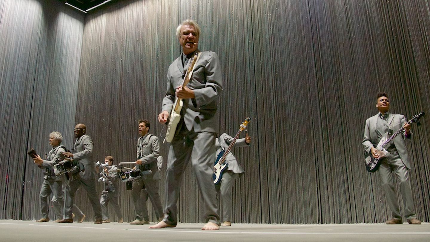 David Byrne, ehemaliges Mitglied der "Talking Heads", überzeugt nicht nur mit einem außergewöhnlichen Bühnenbild sondern gleichermaßen mit seiner theatralischen und musikalisch mitreißenden Darbietung