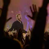 Das letzte Konzert des diesjährigen Festivals auf der Hauptbühne zelebrieren die Gorillaz. An sich ein gelungener und energiegeladener Abschluss. Bis dann bei der ersten Zugabe, dem sehnsüchtig erwarteten Song "Clint Eastwood“, der Rapper Del The Funky Homosapien bei seinem Einsatz ein Fehltritt in den Videograben passiert und er etwa 1,80 Meter in die Tiefe stürzt. Frontman Damon Albarn braucht fast eine Minute um die Situation auf der Bühne einzuschätzen. Der Rapper brach sich mehrere Rippen und verletzte sich an der Lunge   