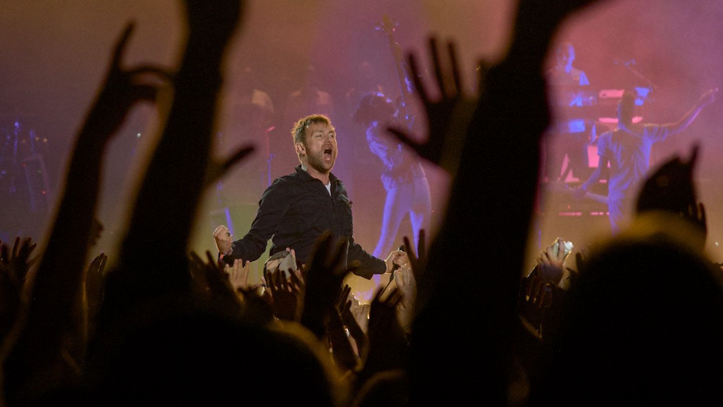 Roskilde-Festival in Dänemark: Das letzte Konzert des diesjährigen Festivals auf der Hauptbühne zelebrieren die Gorillaz. An sich ein gelungener und energiegeladener Abschluss. Bis dann bei der ersten Zugabe, dem sehnsüchtig erwarteten Song "Clint Eastwood“, der Rapper Del The Funky Homosapien bei seinem Einsatz ein Fehltritt in den Videograben passiert und er etwa 1,80 Meter in die Tiefe stürzt. Frontman Damon Albarn braucht fast eine Minute um die Situation auf der Bühne einzuschätzen. Der Rapper brach sich mehrere Rippen und verletzte sich an der Lunge Das letzte Konzert des diesjährigen Festivals auf der Hauptbühne zelebrieren die Gorillaz. An sich ein gelungener und energiegeladener Abschluss. Bis dann bei der ersten Zugabe, dem sehnsüchtig erwarteten Song "Clint Eastwood“, der Rapper Del The Funky Homosapien bei seinem Einsatz ein Fehltritt in den Videograben passiert und er etwa 1,80 Meter in die Tiefe stürzt. Frontman Damon Albarn braucht fast eine Minute um die Situation auf der Bühne einzuschätzen. Der Rapper brach sich mehrere Rippen und verletzte sich an der Lunge
