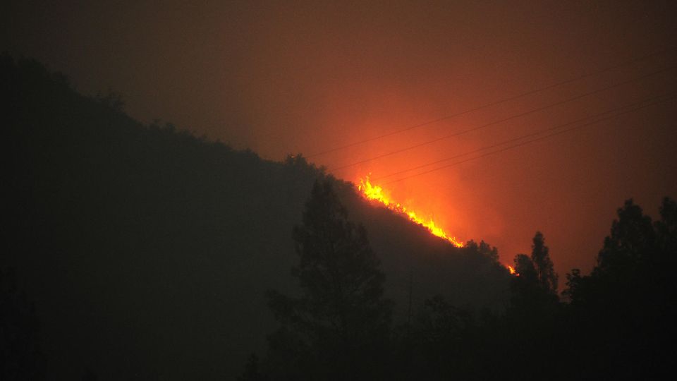 Blick auf einen Waldbrand in der Nähe des Yosemite-Nationalparks in Kalifornien