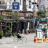 Eine Frau fährt mit dem Fahrrad durch Tokio, Japan