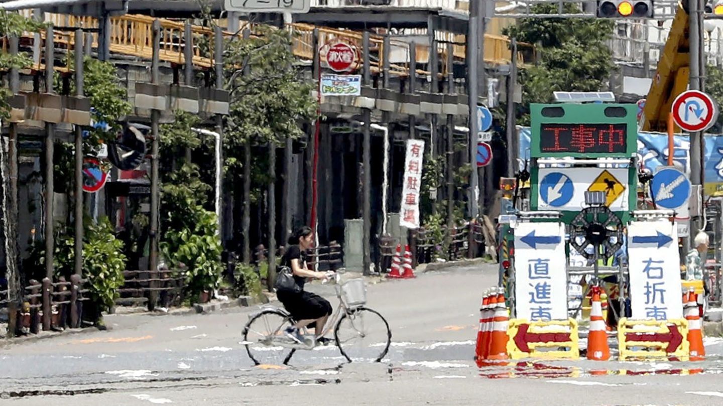 Eine Frau fährt mit dem Fahrrad durch Tokio, Japan