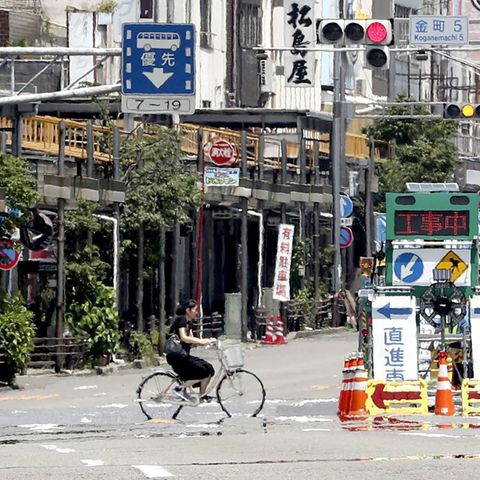 Eine Frau fährt mit dem Fahrrad durch Tokio, Japan