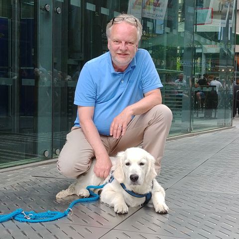 Markus Beyer, Gründer und Vorsitzender des Bundesverband Bürohund, mit seinem eigenen Bürohund Nando