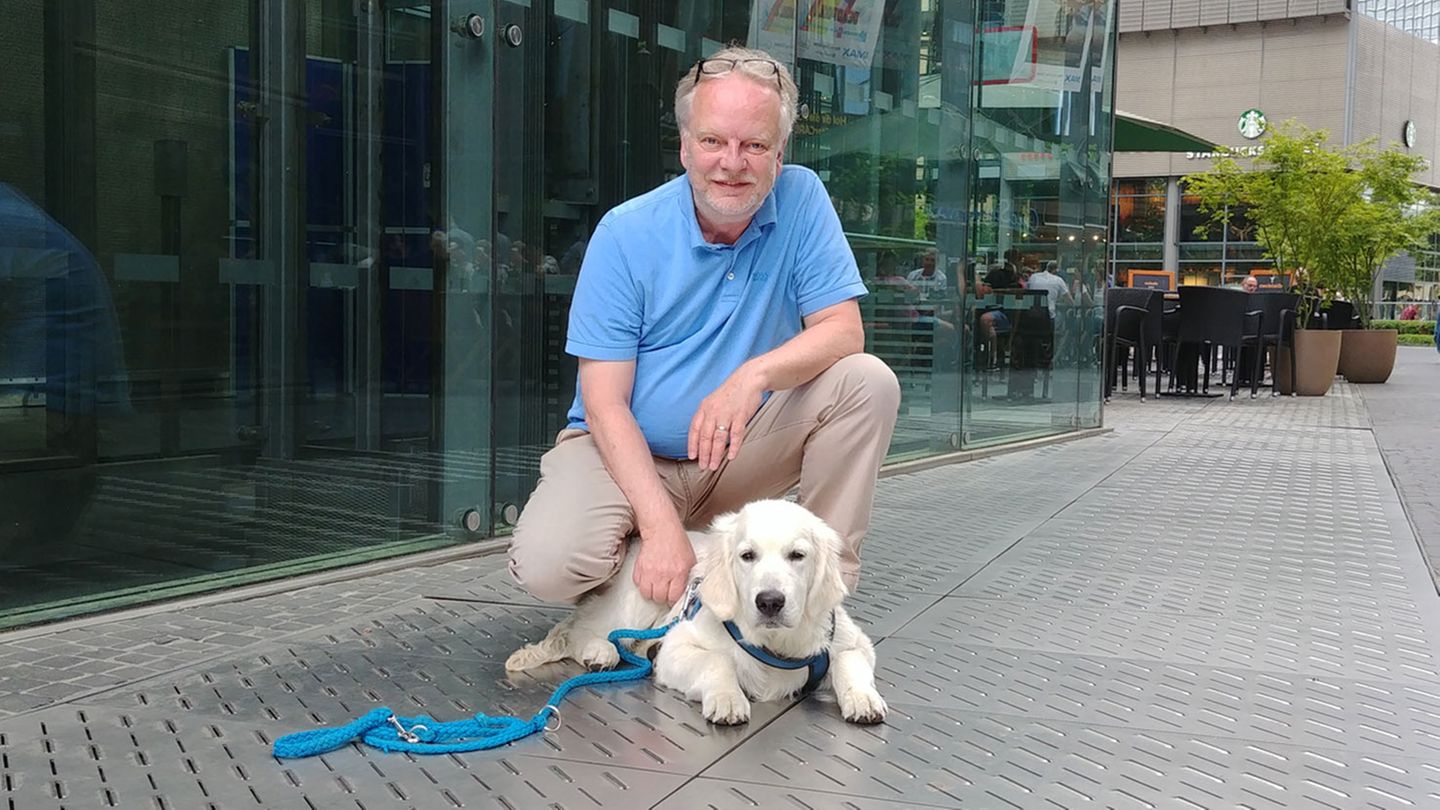 Markus Beyer, Gründer und Vorsitzender des Bundesverband Bürohund, mit seinem eigenen Bürohund Nando