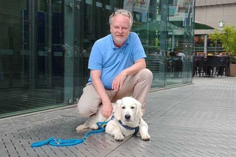 Markus Beyer, Gründer und Vorsitzender des Bundesverband Bürohund, mit seinem eigenen Bürohund Nando