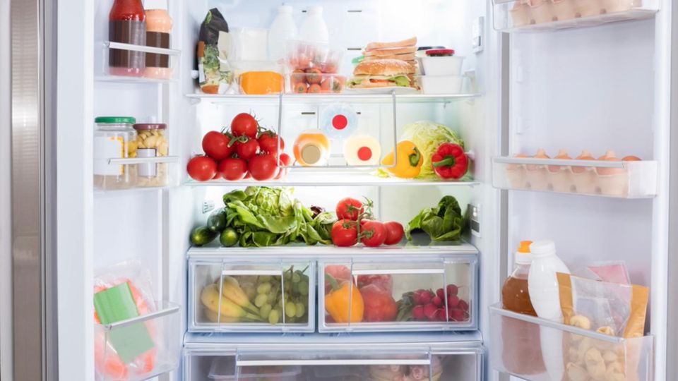 Geöffneter, voller Kühlschrank Geöffneter, voller Kühlschrank