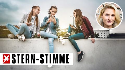 Drei Mädchen benutzen ihre Smartphones
