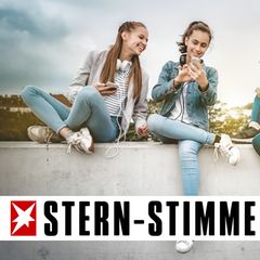 Drei Mädchen benutzen ihre Smartphones