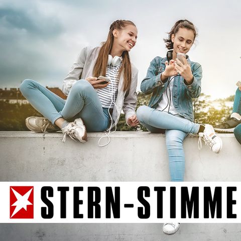 Drei Mädchen benutzen ihre Smartphones