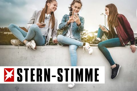 Drei Mädchen benutzen ihre Smartphones