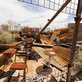 Stühle und Tische stehen noch, der Rest ist Ruine: Die Bar von Wittenoom war früher ein beliebter Treffpunkt für die Minenarbeiter, die Asbest abbauten. Ein Brand zerstörte das Gebäude. Es stürzte ein.