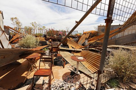 Stühle und Tische stehen noch, der Rest ist Ruine: Die Bar von Wittenoom war früher ein beliebter Treffpunkt für die Minenarbeiter, die Asbest abbauten. Ein Brand zerstörte das Gebäude. Es stürzte ein.