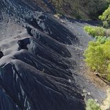 Eine Deponie zeugt heute noch von der Asbest-Vergangenheit des Ortes. Anfang der Sechzigerjahre zählte Wittenoom knapp 1000 Einwohner. Die meisten Bewohner verdienten sich ihren Lebensunterhalt in den Minen.