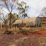 Das kleine Hinweisschild führt Touristen zu einem Campingplatz in Wittenoom. Er wird von einem der letzten Einwohner des Örtchens betrieben. Camping zwischen Asbeststaub? Aus gesundheitlicher Sicht ist das höchst fragwürdig.