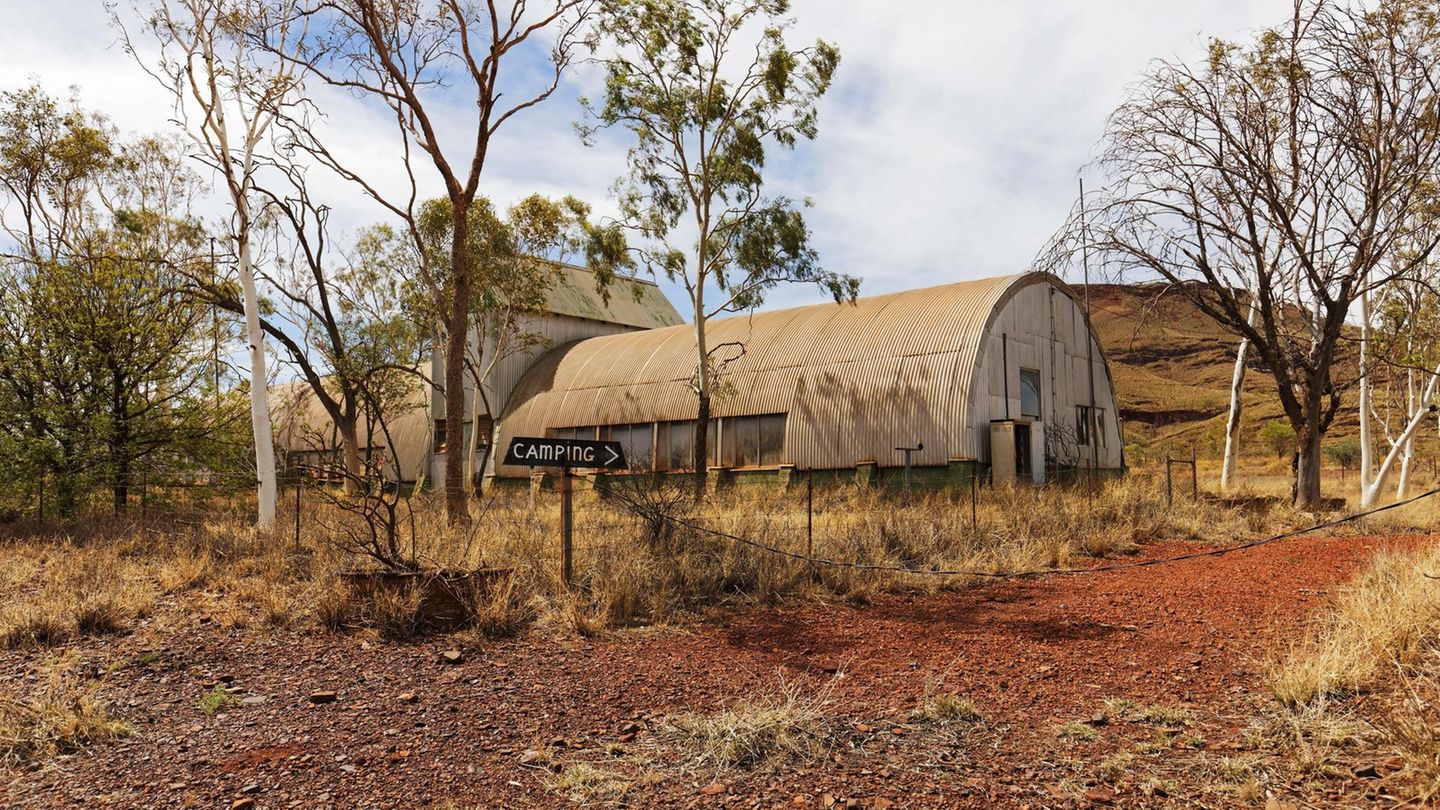 Das kleine Hinweisschild führt Touristen zu einem Campingplatz in Wittenoom. Er wird von einem der letzten Einwohner des Örtchens betrieben. Camping zwischen Asbeststaub? Aus gesundheitlicher Sicht ist das höchst fragwürdig.