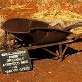 Eine Schubkarre am Wegesrand erinnert an die Minen-Vergangenheit: "Schubkarre aus einer echten Asbest-Mine in Yampire Gorge" ist auf dem Schild zu lesen