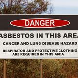 In Wittenoom wurde in den Jahren von 1940 bis 1966 blauer Asbest abgebaut. Große Teile der Stadt sind auch heute noch mit Asbeststaub und -fasern verseucht. Der Giftstoff steckt im Sand und wird vom Wind durch die Luft gewirbelt. So gelangen die Fasern in die Lunge. Warnschilder sollen Besucher abhalten, den Ort zu betreten.