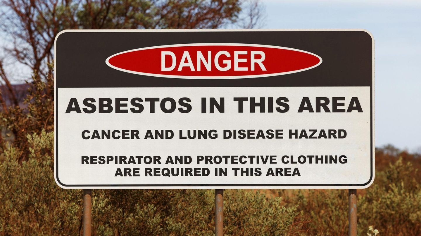 In Wittenoom wurde in den Jahren von 1940 bis 1966 blauer Asbest abgebaut. Große Teile der Stadt sind auch heute noch mit Asbeststaub und -fasern verseucht. Der Giftstoff steckt im Sand und wird vom Wind durch die Luft gewirbelt. So gelangen die Fasern in die Lunge. Warnschilder sollen Besucher abhalten, den Ort zu betreten.