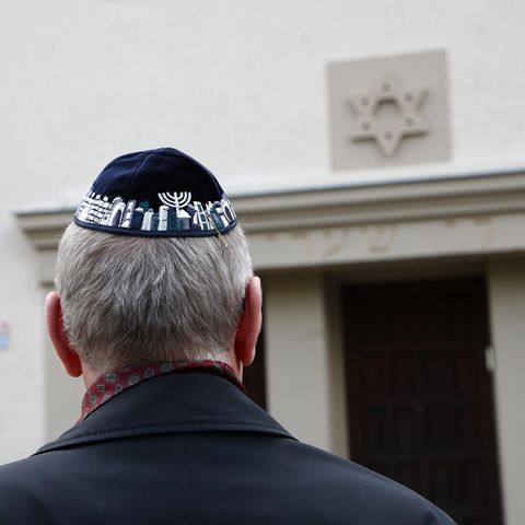 Speisevorschriften spielen im Judentum eine zentrale Rolle. Das Foto zeigt einen Mann mit Kippa bei einer Kundgebung gegen Antisemitismus im Frühjahr dieses Jahres in Erfurt.