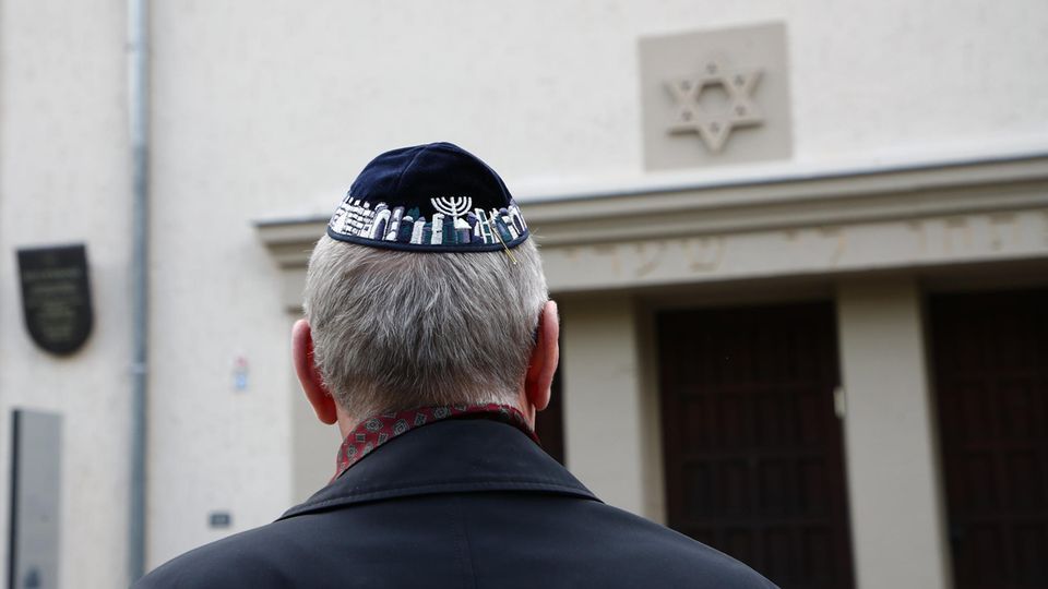 Speisevorschriften spielen im Judentum eine zentrale Rolle. Das Foto zeigt einen Mann mit Kippa bei einer Kundgebung gegen Antisemitismus im Frühjahr dieses Jahres in Erfurt.