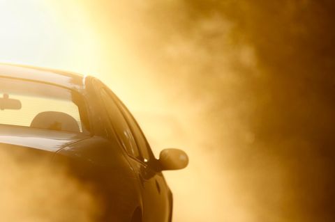 Autos heizen sich bei sommerlichen Temperaturen extrem schnell auf und werden zur gefährlichen Falle. (Symbolbild)