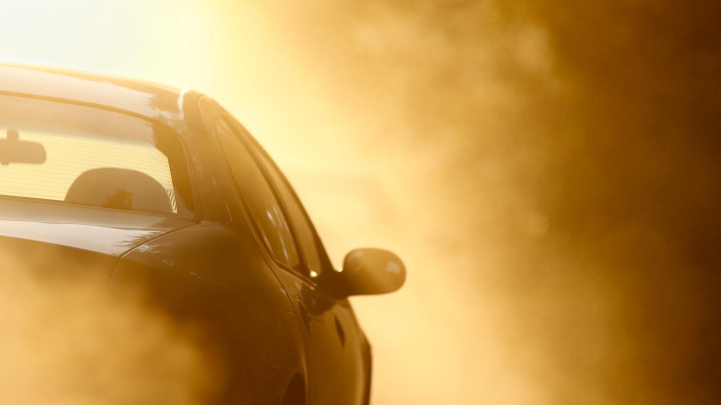 Autos heizen sich bei sommerlichen Temperaturen extrem schnell auf und werden zur gefährlichen Falle. (Symbolbild)