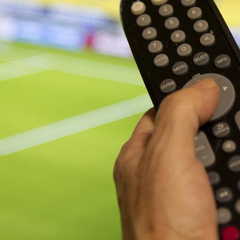 Eine Hand hält eine Fernbedienung