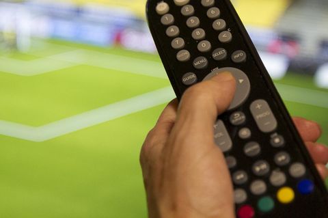 Eine Hand hält eine Fernbedienung