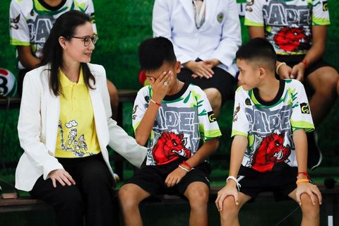 "Titan" Chanin Vibulrungruang (M.), einer der Jungen der geretteten Fußballmannschaft, weint bei einer Pressekonferenz als ein Bild des Tauchers, der an der Rettungsaktion beteiligt war und dabei starb, gezeigt wird