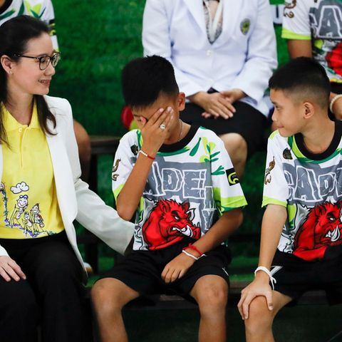 "Titan" Chanin Vibulrungruang (M.), einer der Jungen der geretteten Fußballmannschaft, weint bei einer Pressekonferenz als ein Bild des Tauchers, der an der Rettungsaktion beteiligt war und dabei starb, gezeigt wird