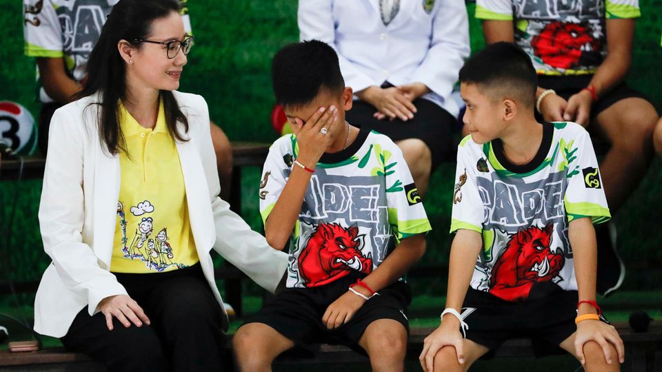 Thailand: "Titan" Chanin Vibulrungruang (M.), einer der Jungen der geretteten Fußballmannschaft, weint bei einer Pressekonferenz als ein Bild des Tauchers, der an der Rettungsaktion beteiligt war und dabei starb, gezeigt wird "Titan" Chanin Vibulrungruang (M.), einer der Jungen der geretteten Fußballmannschaft, weint bei einer Pressekonferenz als ein Bild des Tauchers, der an der Rettungsaktion beteiligt war und dabei starb, gezeigt wird