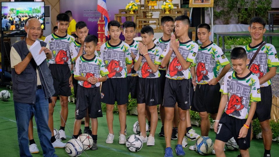 Thailand: Die zwölf Jungen des "Wildschwein"-Teams und ihr Trainer (r.) bei der Pressekonferenz am Mittwoch Die zwölf Jungen des "Wildschwein"-Teams und ihr Trainer (r.) bei der Pressekonferenz am Mittwoch