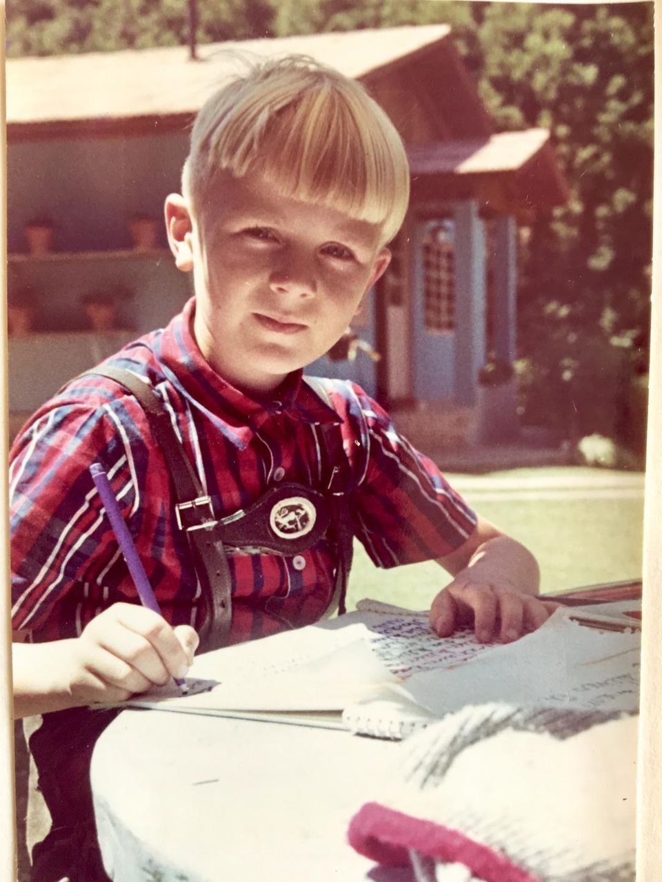 Der junge Frank im Sommer 1970 vor dem himmelblauen Ferienhaus "Sitio del Riacho" in Brasilien
