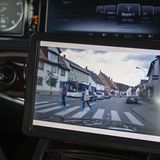 Das Auto behält die Fußgänger und andere Verkehrsteilnehmer so lange im Blick, bis sie aus dem Sichtfeld verschwunden sind