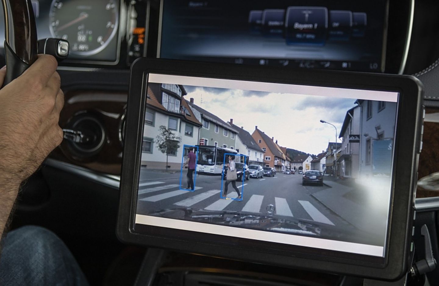 Das Auto behält die Fußgänger und andere Verkehrsteilnehmer so lange im Blick, bis sie aus dem Sichtfeld verschwunden sind