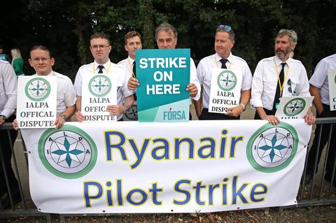 Streikende Ryanair-Piloten vergangene Woche in Dublin. In diesem Sommer werden Zehntausende Passagiere europaweit vom Arbeitskampf bei dem Billigflieger betroffen sein.