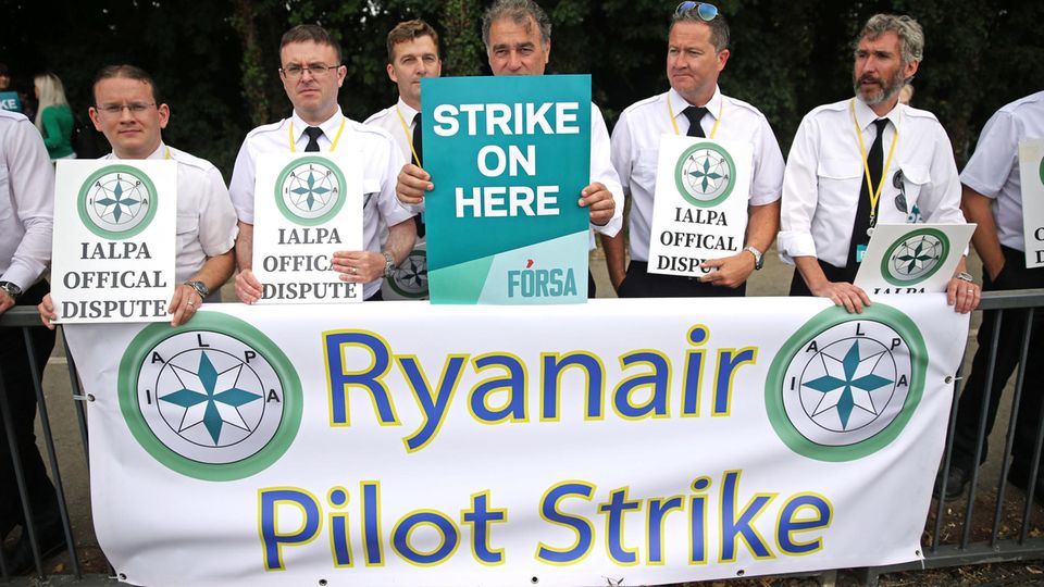 Streikende Ryanair-Piloten vergangene Woche in Dublin. In diesem Sommer werden Zehntausende Passagiere europaweit vom Arbeitskampf bei dem Billigflieger betroffen sein.