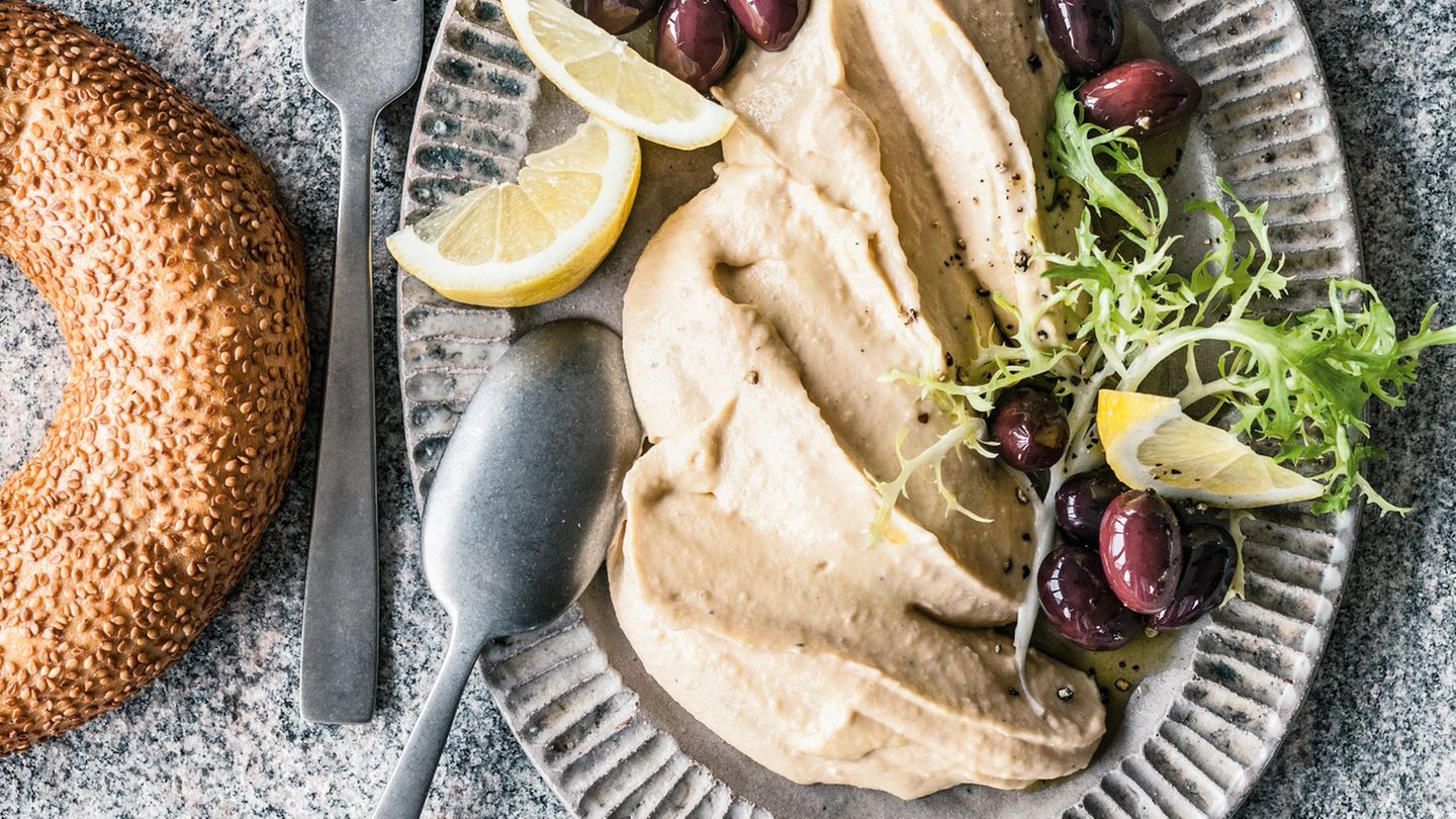 Tarama wird mit Röstbrot, Oliven, etwas Zitrone und kühlem Weißwein serviert