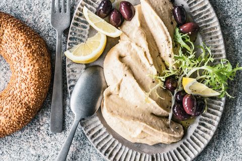 Tarama wird mit Röstbrot, Oliven, etwas Zitrone und kühlem Weißwein serviert