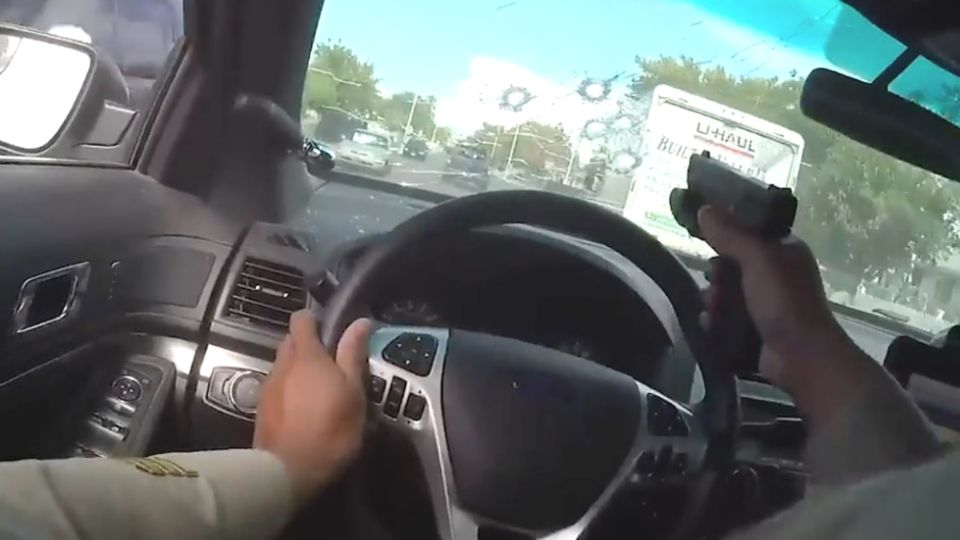Dramatische Verfolgungsjagd: Dieser Cop lässt sich von einer Windschutzscheibe nicht aufhalten Dramatische Verfolgungsjagd: Dieser Cop lässt sich von einer Windschutzscheibe nicht aufhalten