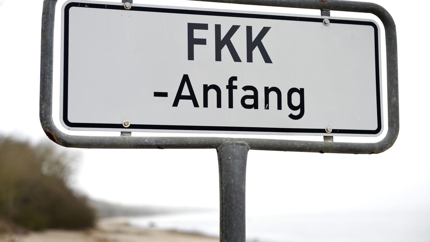 FKK Teenager Bilder am Strand