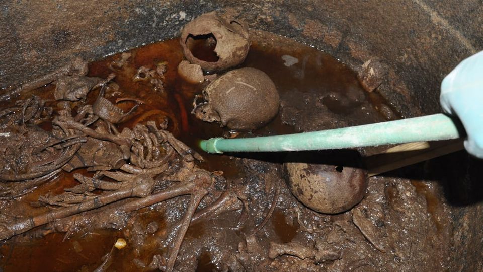 Archäologen öffnen Sarkophag in Alexandria - übler Geruch schlägt ihnen entgegen Sarkophag in Alexandria geöffnet