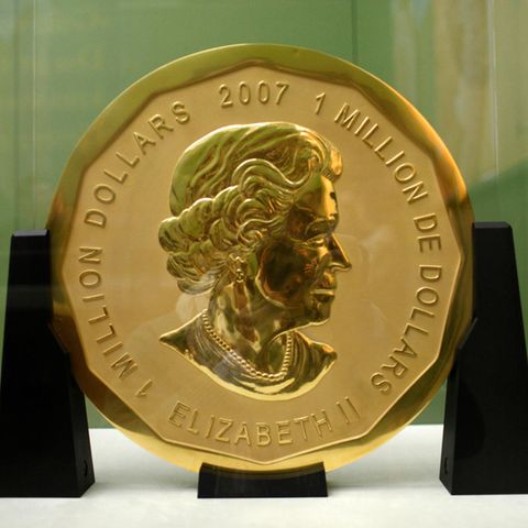 Die 100 Kilogramm schwere Riesenmünze "Big Maple Leaf" im Bode-Museum in Berlin vor dem Einbruch.