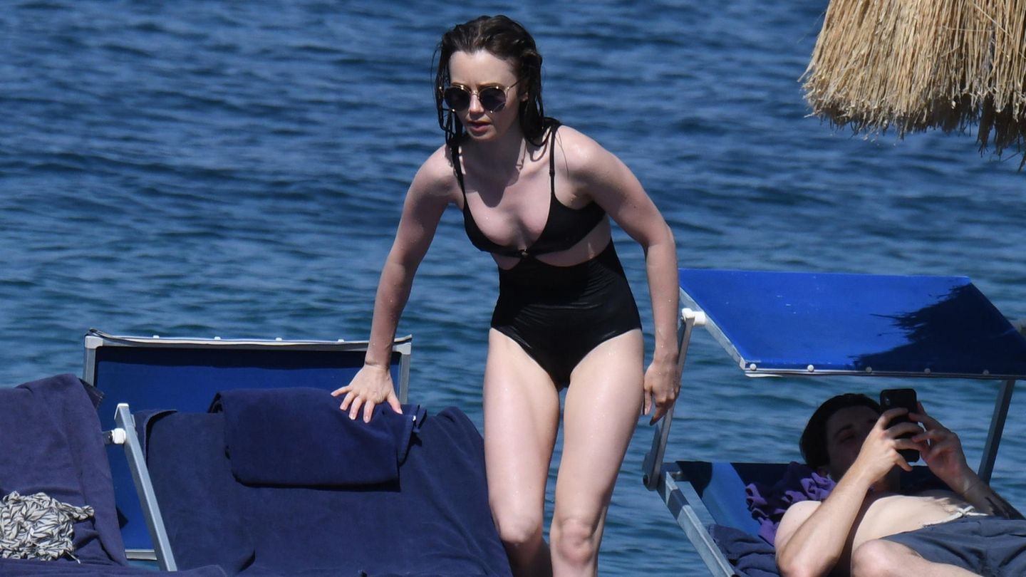 Als Badenixe macht sich auch Lily Collins gut - am Strand von Ischia im Golf von Neapel.
