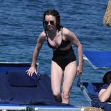 Als Badenixe macht sich auch Lily Collins gut - am Strand von Ischia im Golf von Neapel.