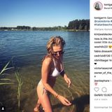 Auch Toni Garrn bleibt der Heimat treu und badet im Bernsteinsee bei Ruhlsdorf.