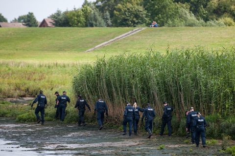 Ermittler suchen nach der Familie Schulze im August 2015